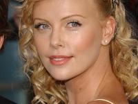 Charlize Theron  isi doreste cinci copii
